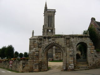 800px-Eglise-saint-jean-du-doigt-2-09-2005