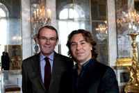 Jean-Jacques Aillagon et Roberto Alagna dans la galerie des Glaces © CVS