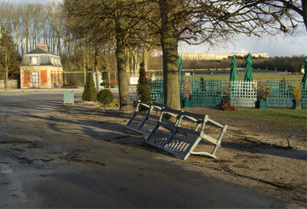 Bancs renversés par le vent © F. Sancho